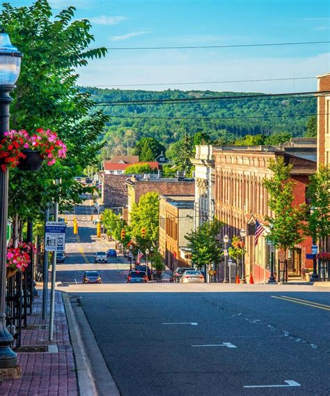 what are the cheapest flights to marquette michigan